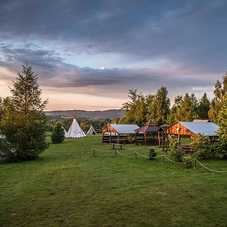 Fort Wapiti Hotel Zalasowa Екстериор снимка