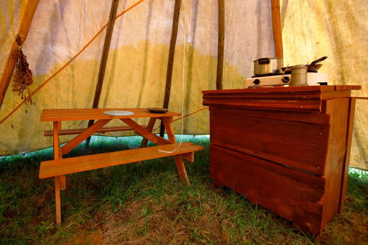 Fort Wapiti Hotel Zalasowa Екстериор снимка