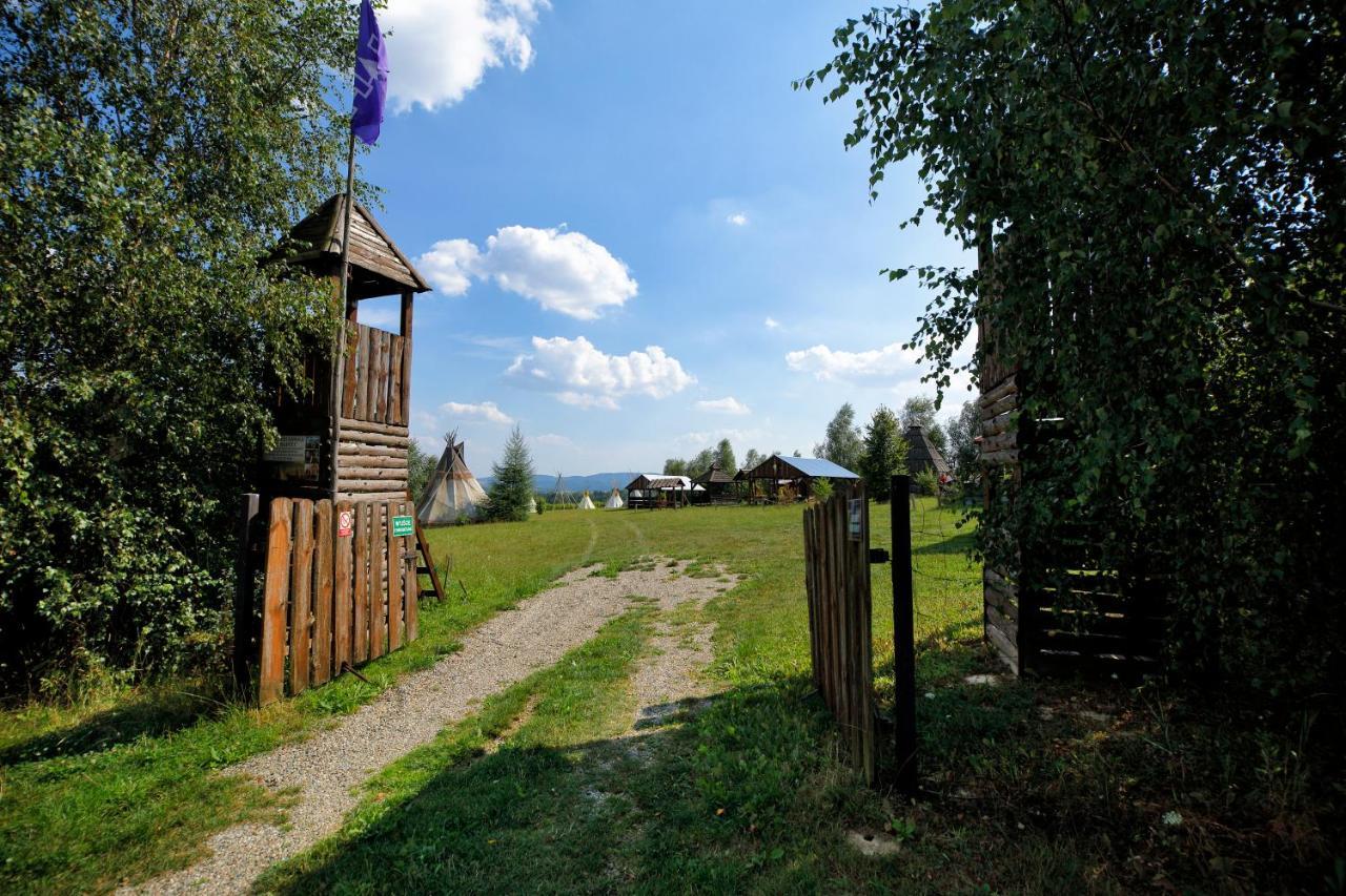 Fort Wapiti Hotel Zalasowa Екстериор снимка