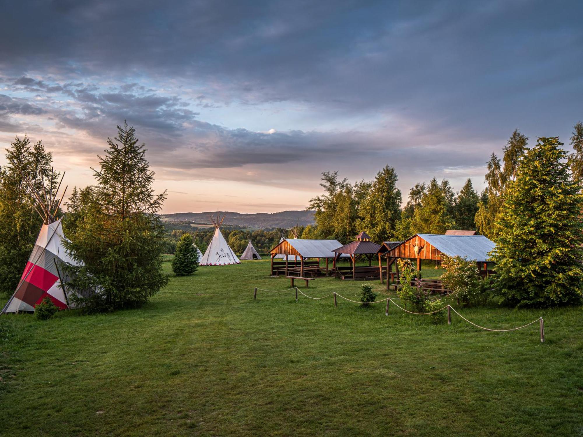 Fort Wapiti Hotel Zalasowa Екстериор снимка