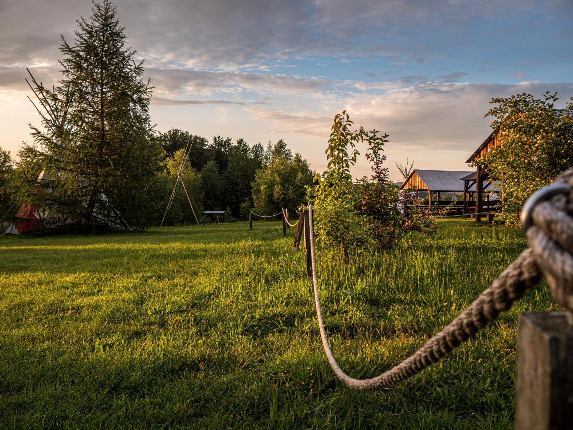 Fort Wapiti Hotel Zalasowa Екстериор снимка